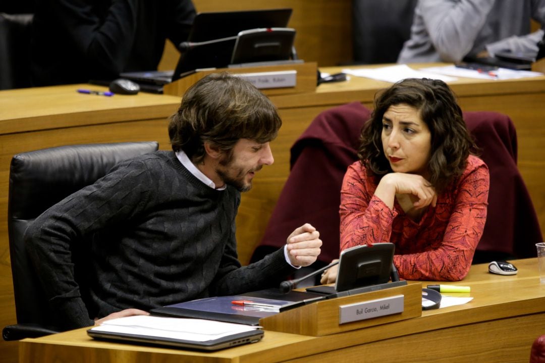 Mikel Buil y Laura Pérez, parlamentarios de Podemos-Orain Bai