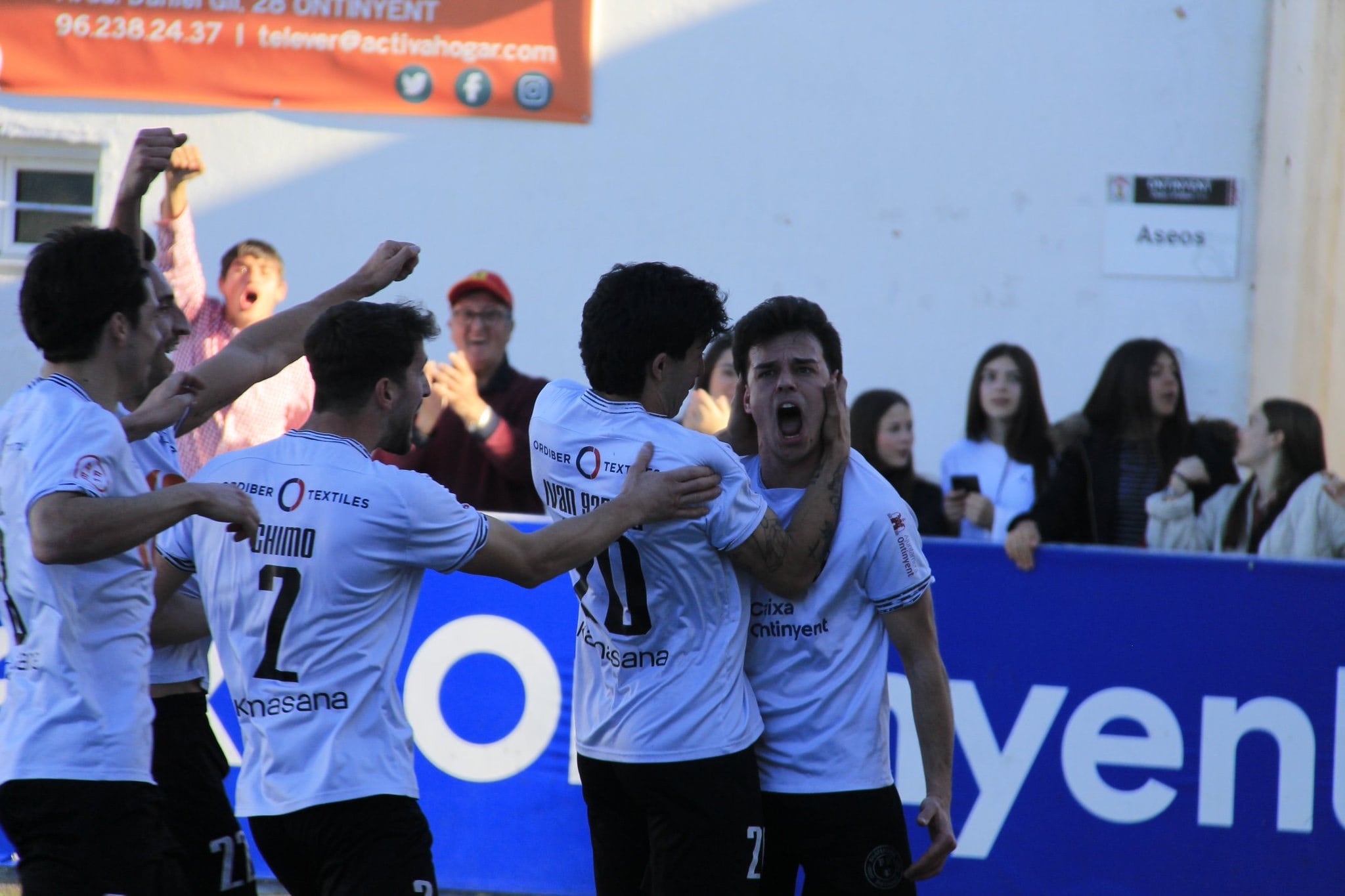 Pablo Francés celebra el primer gol del Ontinyent 1931