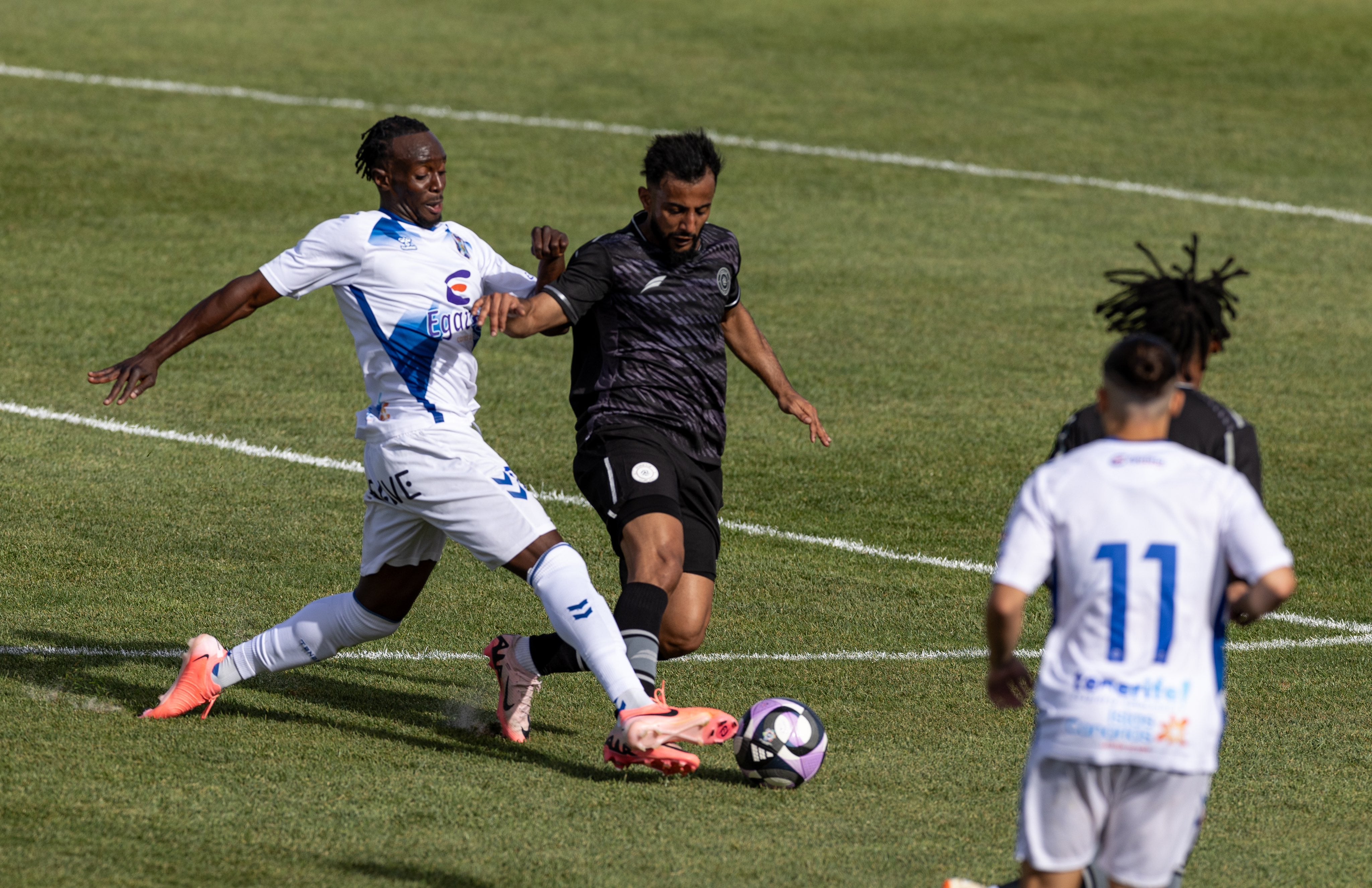 Yousi Diarra, en una disputa con un rival en el encuentro en la Ciudad Deportiva.