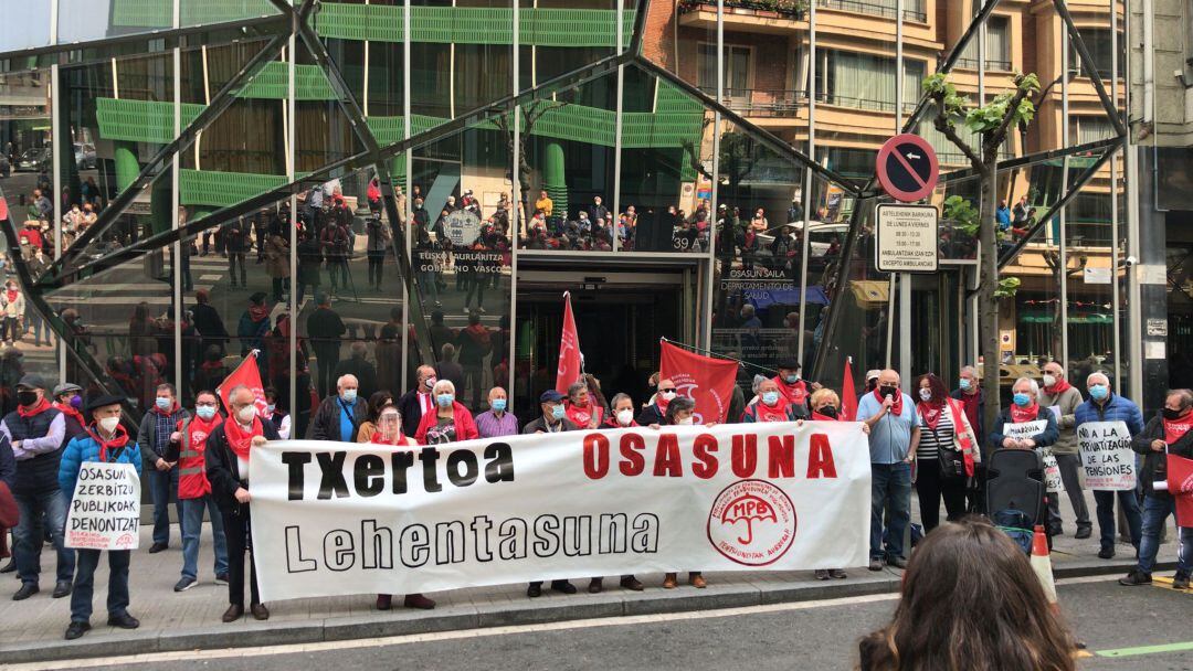 Pensionistas manifestándose frente a la sede del Departamento de Salud del Gobierno Vasco