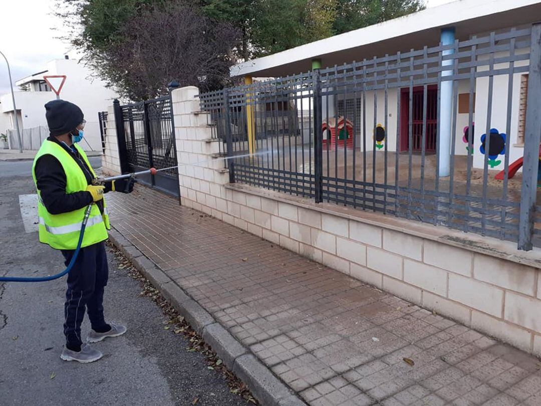 Desinfección de espacios en la localidad