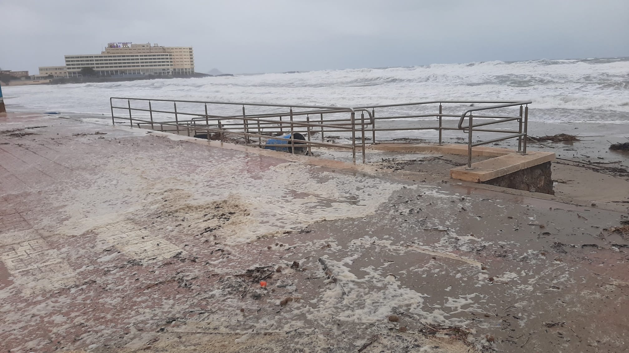 Desperfectos en el paseo marítimo de La Manga