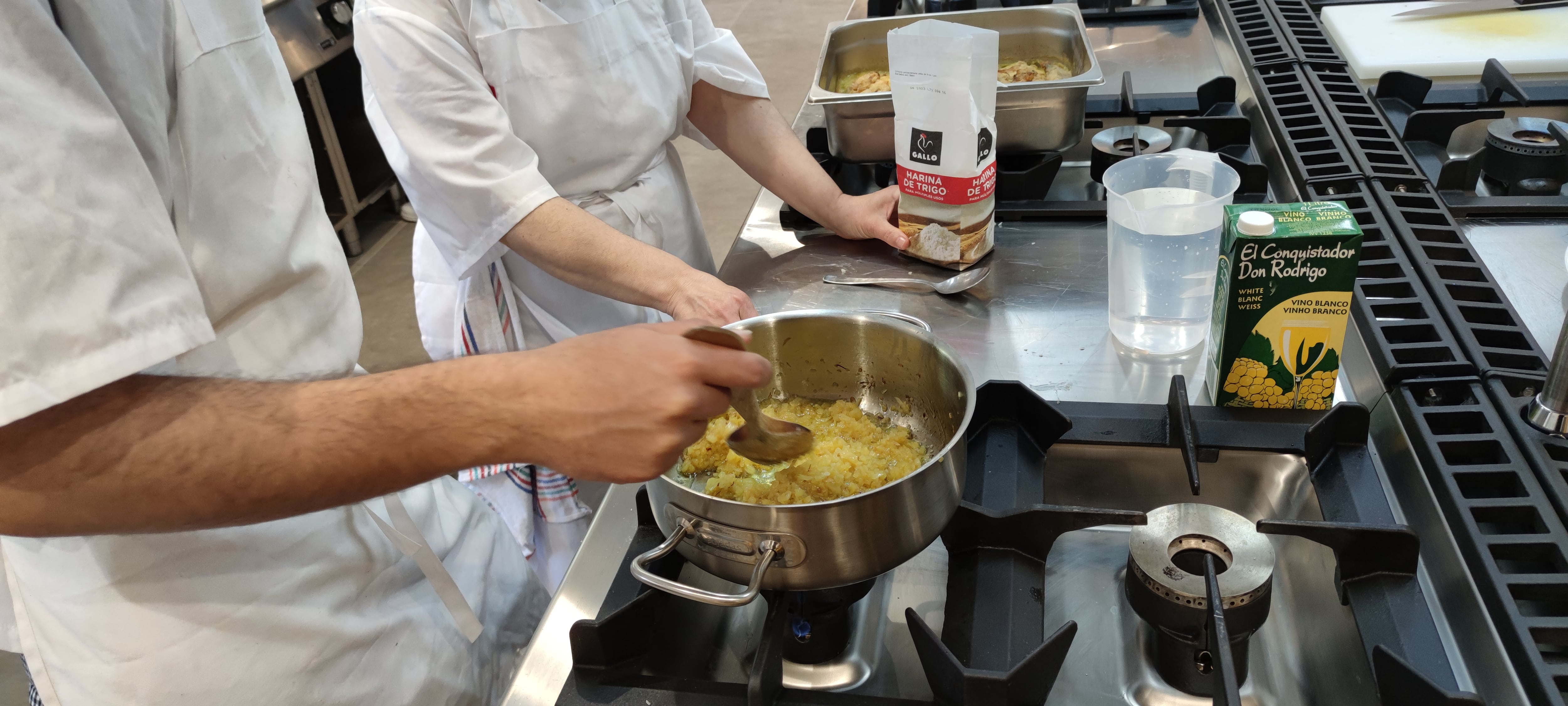 Alumnos de la Escuela de Hostelería de Fuenlabrada cocinando.