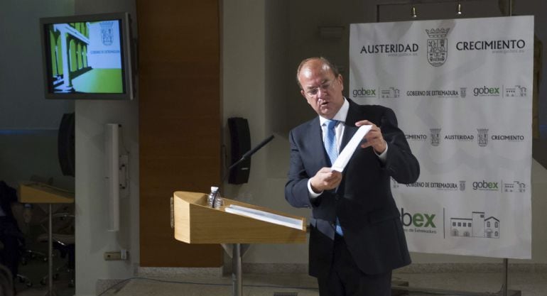 GRA045. MÉRIDA, 14/11/2014.- El presidente de Extremadura, José Antonio Monago, durante su comparecencia hoy ante los periodistas en la sede de la Presidencia en Mérida, en la que ha dicho que pone a disposición de los grupos de la oposición extremeña tod