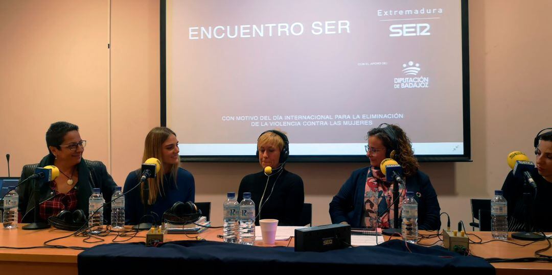 Momento del programa especial realizado por la Cadena SER de Extremadura dentro del Encuentro SER contra la violencia de género