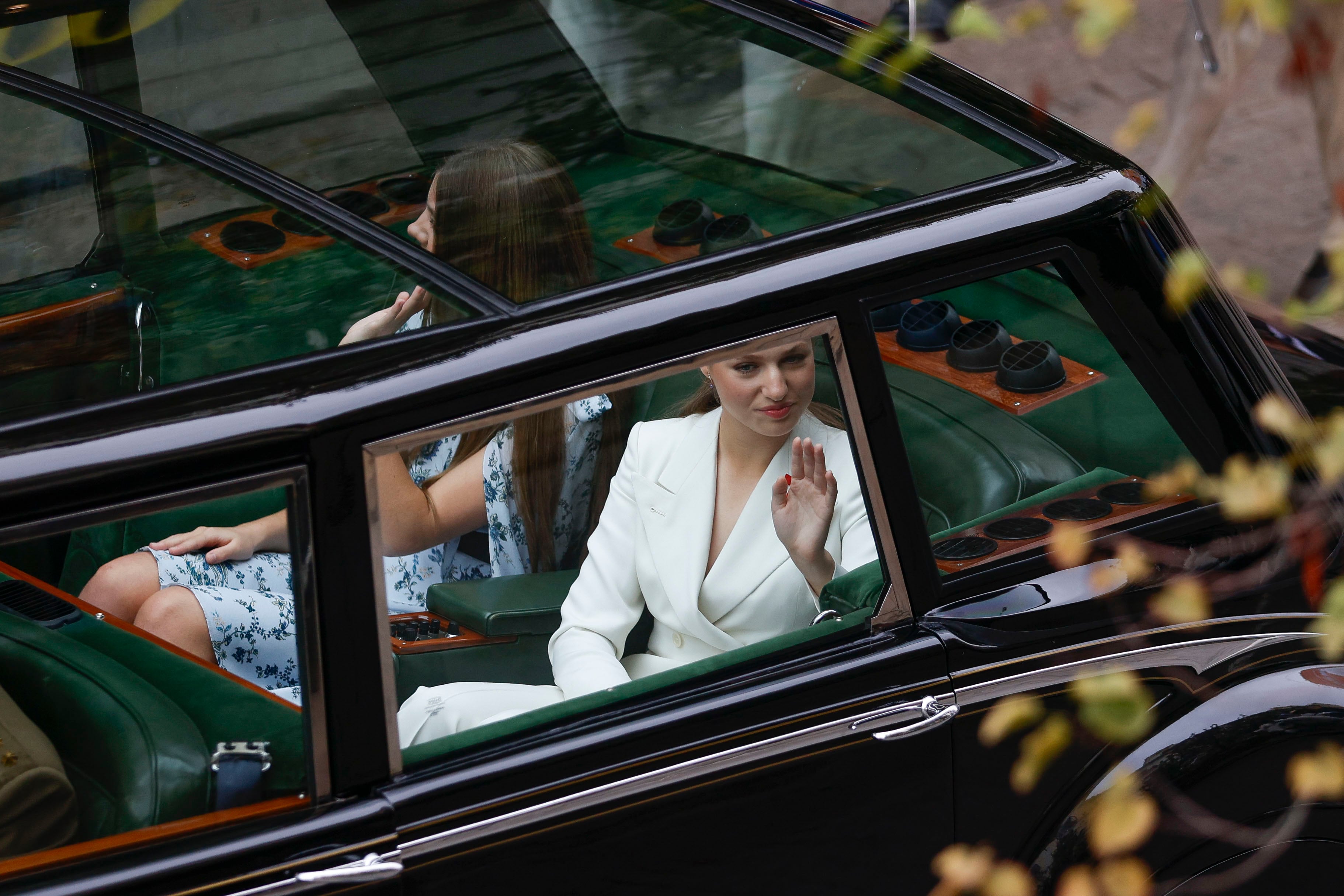  La princesa Leonor y la infanta Sofía saludan a los ciudadanos a su paso por la calle Mayor en su trayecto hacia el Congreso.