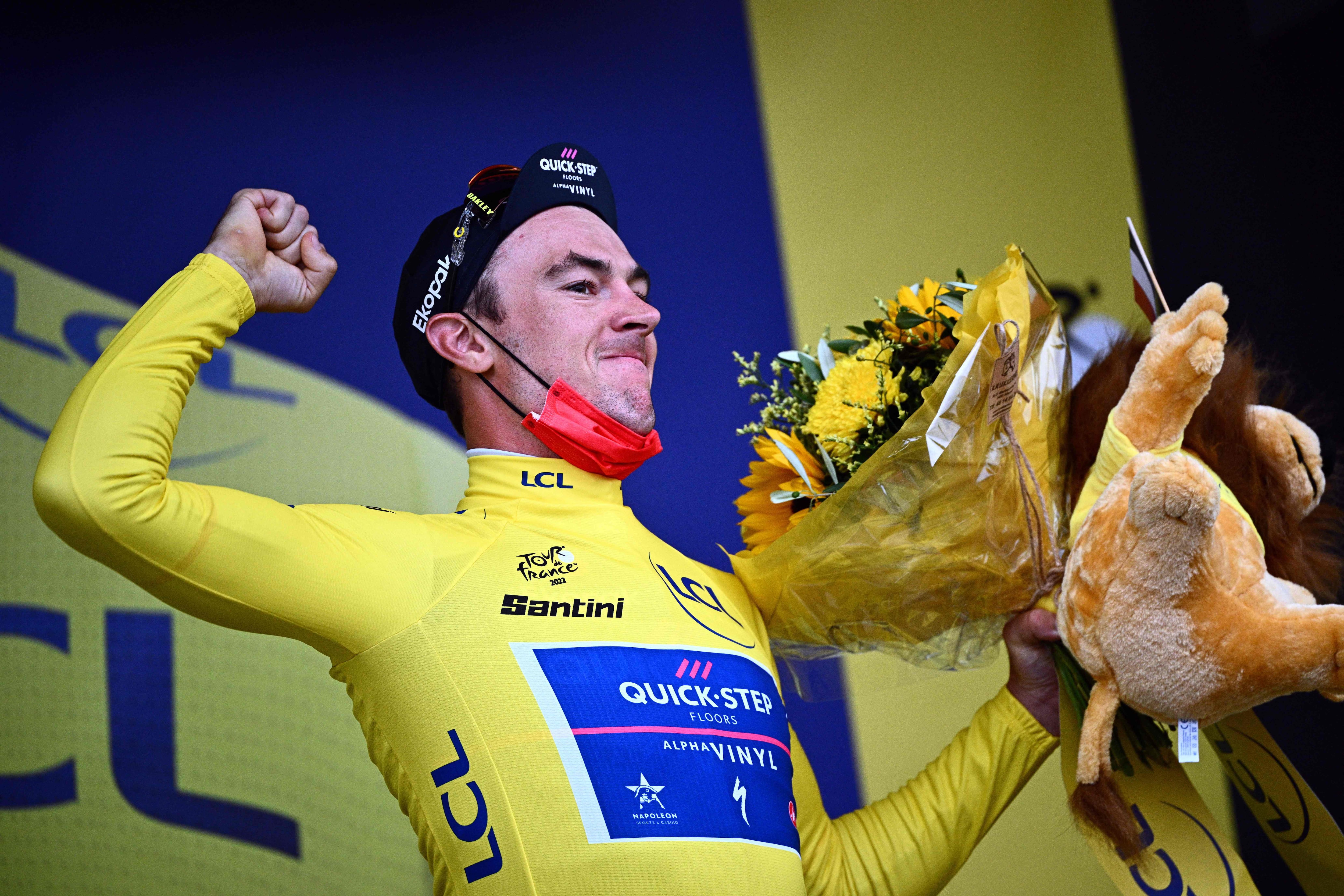 Belgian Yves Lampaert of Quick-Step Alpha Vinyl celebrates on the podium with the yellow jersey after winning the first stage of the Tour de France cycling race, a 13 km individual time trial in and around Copenhagen, Denmark, Friday 01 Lampaert sorprende en la crono y estrena el maillot amarillo (Photo by JASPER JACOBS / BELGA MAG / Belga via AFP) (Photo by JASPER JACOBS/BELGA MAG/AFP via Getty Images)