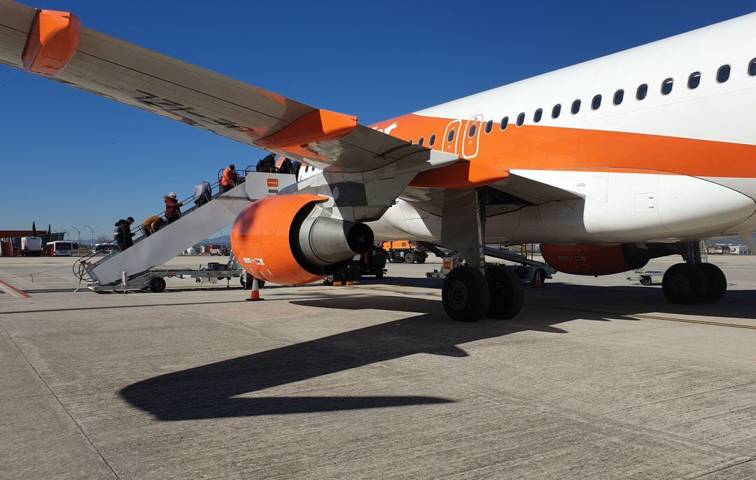 Avión de easyJet con destino Berlín en el Aeropuerto de Granada-Jaén