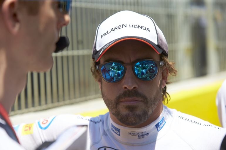 El piloto español de McLaren Fernando Alonso conversa con sus mecánicos momentos antes de comenzar el Gran Premio de España 