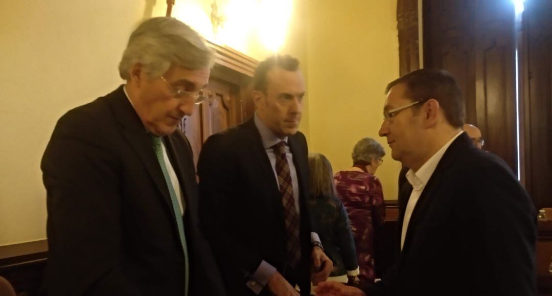 El portavoz de Ciudadanos, Marco Antonio Serrano, conversa con el alcalde, José LuisRivas, antes de comenzar el pleno