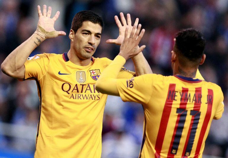Luis Suárez celebra con Neymar el gol que cerraba anoche la goleada del Barça 0-8 en Riazor