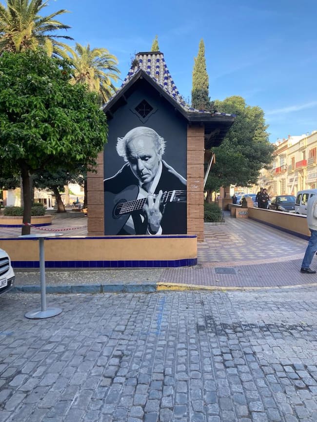 Pintura mural en homenaje al célebre guitarrista Diego del Gastor