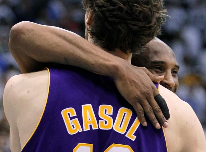 Kobe Bryant y Gasol se abrazan después de la victoria