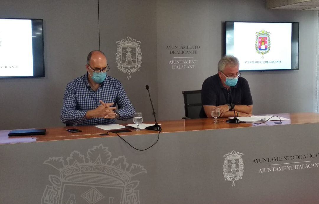 Imagen de archivo del portavoz, Antonio Manresa (derecha), junto con el portavoz adjunto, Manuel Villar, en rueda de prensa