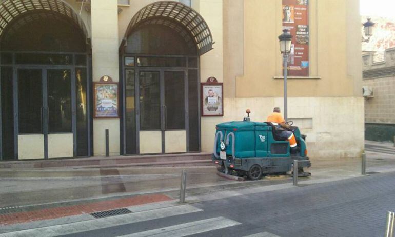 La fregadora en la zona del Teatro Castelar