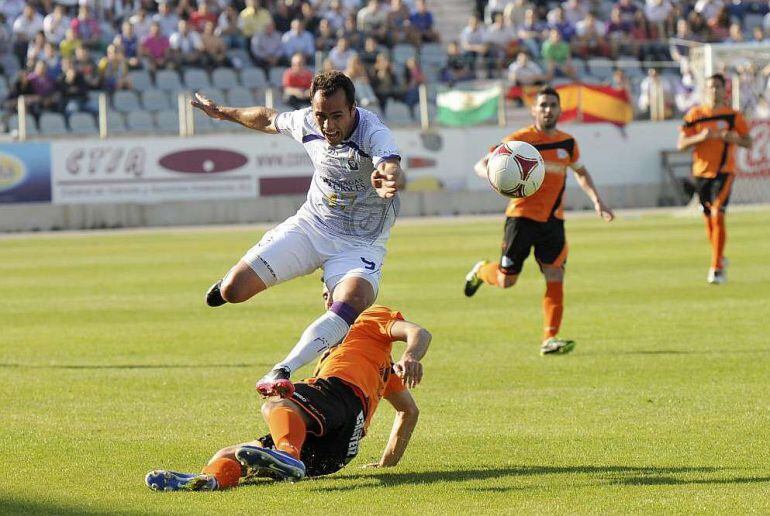 Migue Montes pelea por un balón.