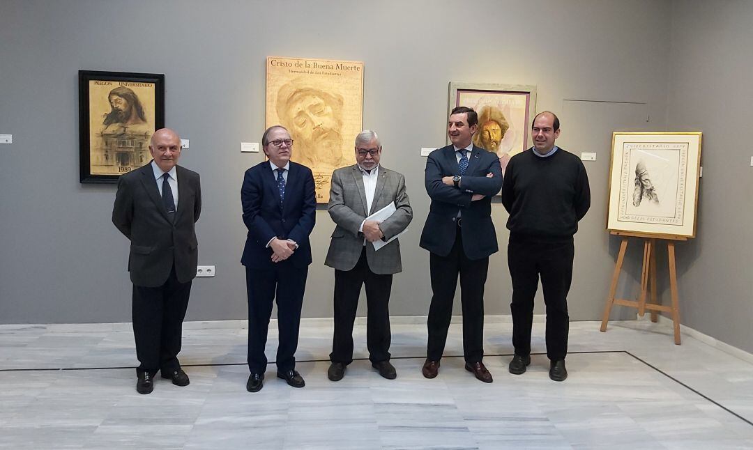 El hermano mayor de Los Estudiantes, Jesús Resa -segundo por la derecha-, durante la inauguración de la muestra de Carteles Universitarios en el Ateneo