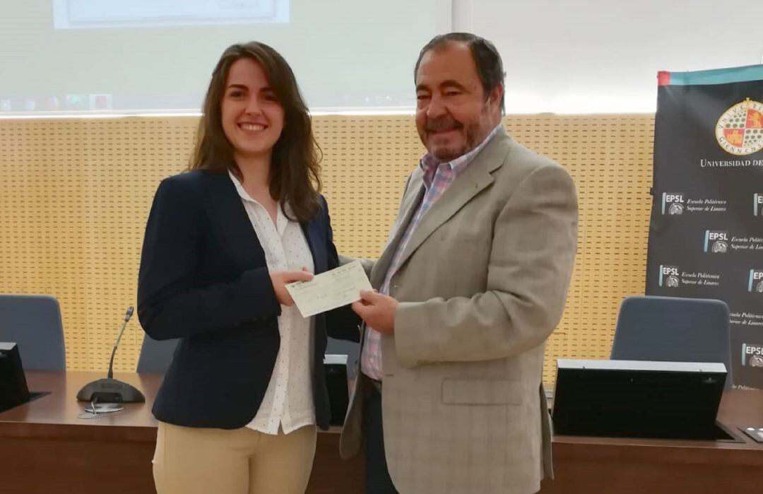 Momento de la entrega del galardón a Gloria María González Díaz