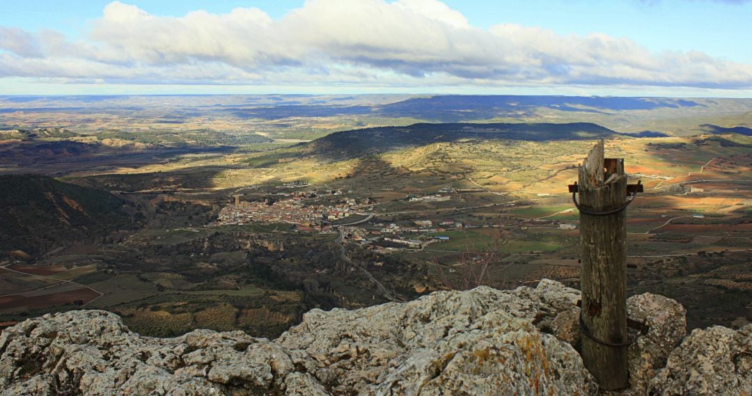 Restos de la Cruz de la Degollá en el cerro del mismo nombre de Priego (Cuenca).