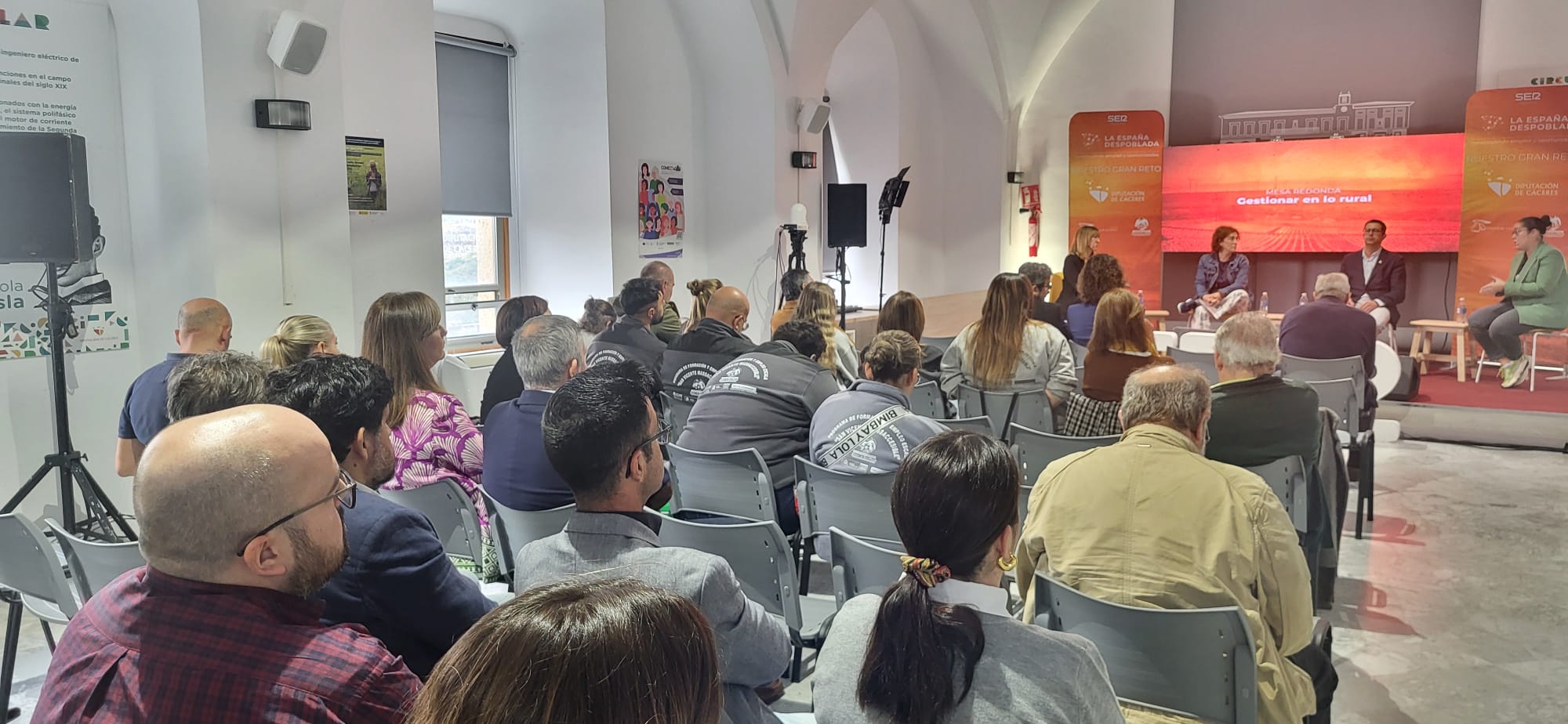 El salón de actos del castillo de Valencia de Alcántara acoge el foro de la Cadena SER 'La España Despoblada'