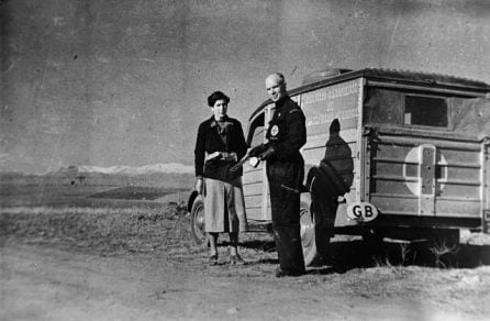 El doctor Bethune junto a una enfermera y su unidad móvil de transfusiones de sangre en España, 1937.