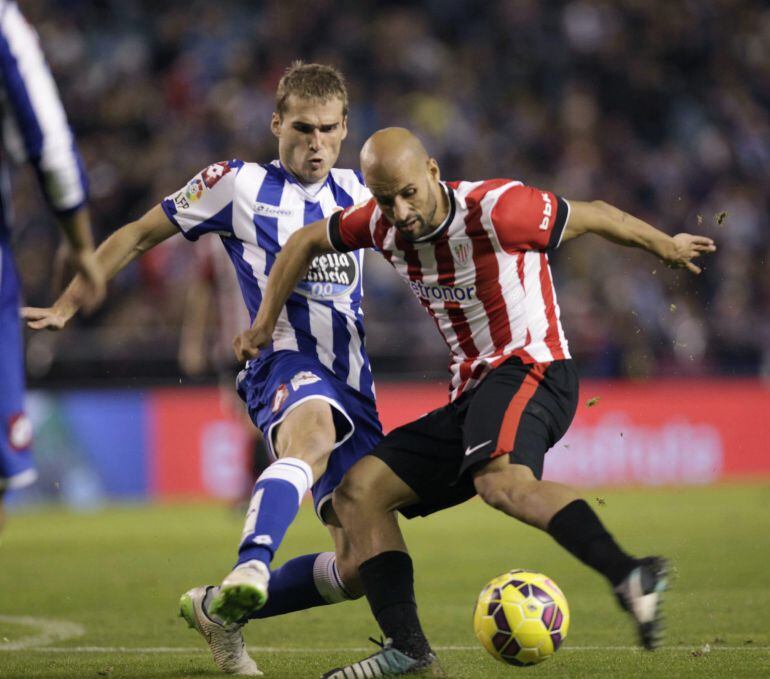 GRA235. A CORUÑA, 03/01/2015.- El centrocampista del Athletic Club Mikel Rico (d) lucha el balón con Álex Bergantiños, del Deportivo de La Coruña, durante el partido de la decimoséptima jornada de la Liga de Primera División que se disputa esta noche en e