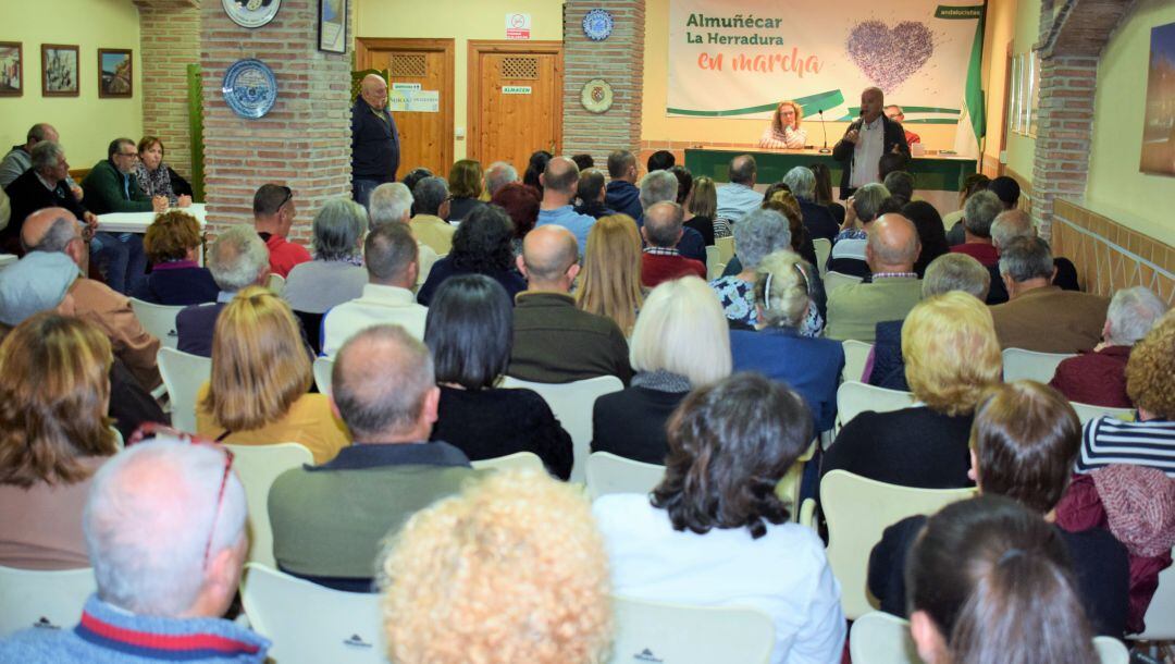 El candidato de Convergencia Andaluza, Juan Carlos Benavides, presenta al resto de la asamblea del partido, la lista para las próximas municipales