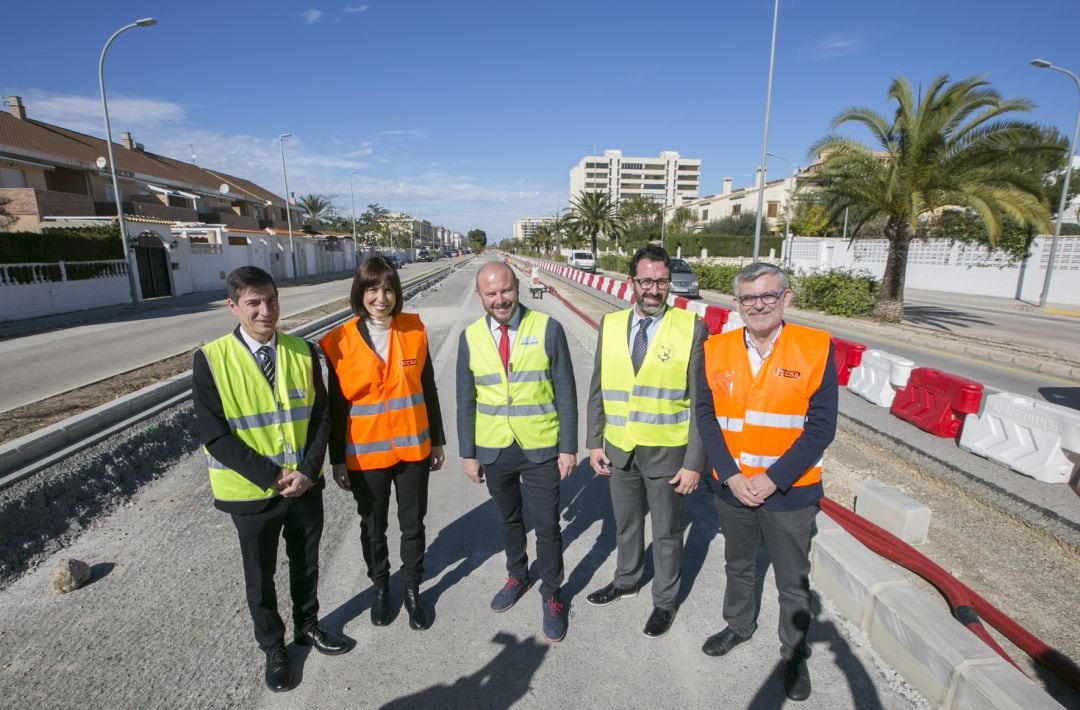 Visita de la Diputación de Valencia a las obras en la playa de Gandia 