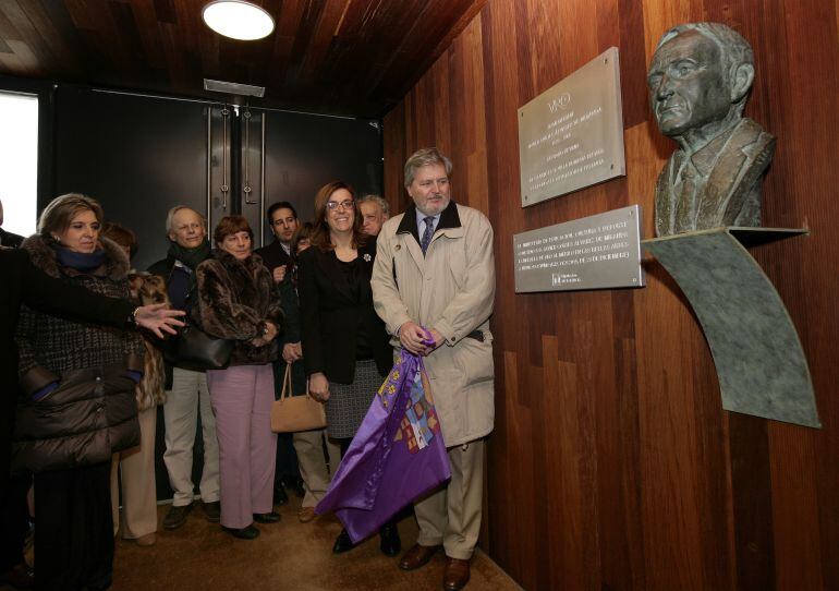 El Ministro de Educación, Cultura y Deporte descubre las placas de homenaje a Javier Cortes