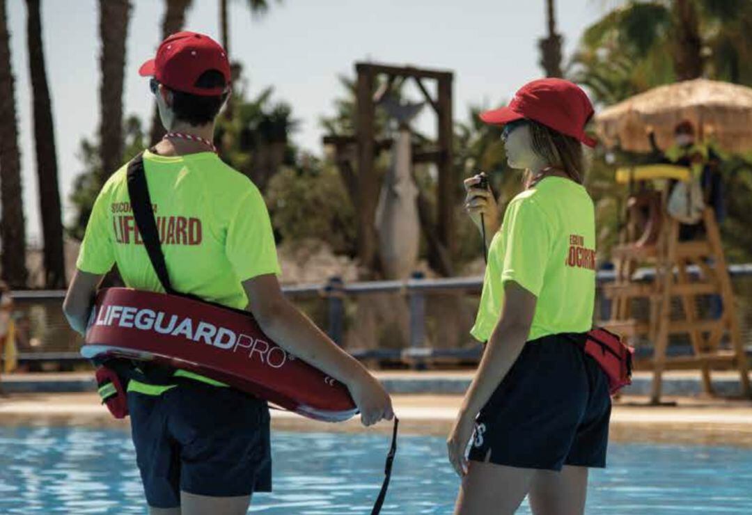 Imatge de dos socorristes de piscina