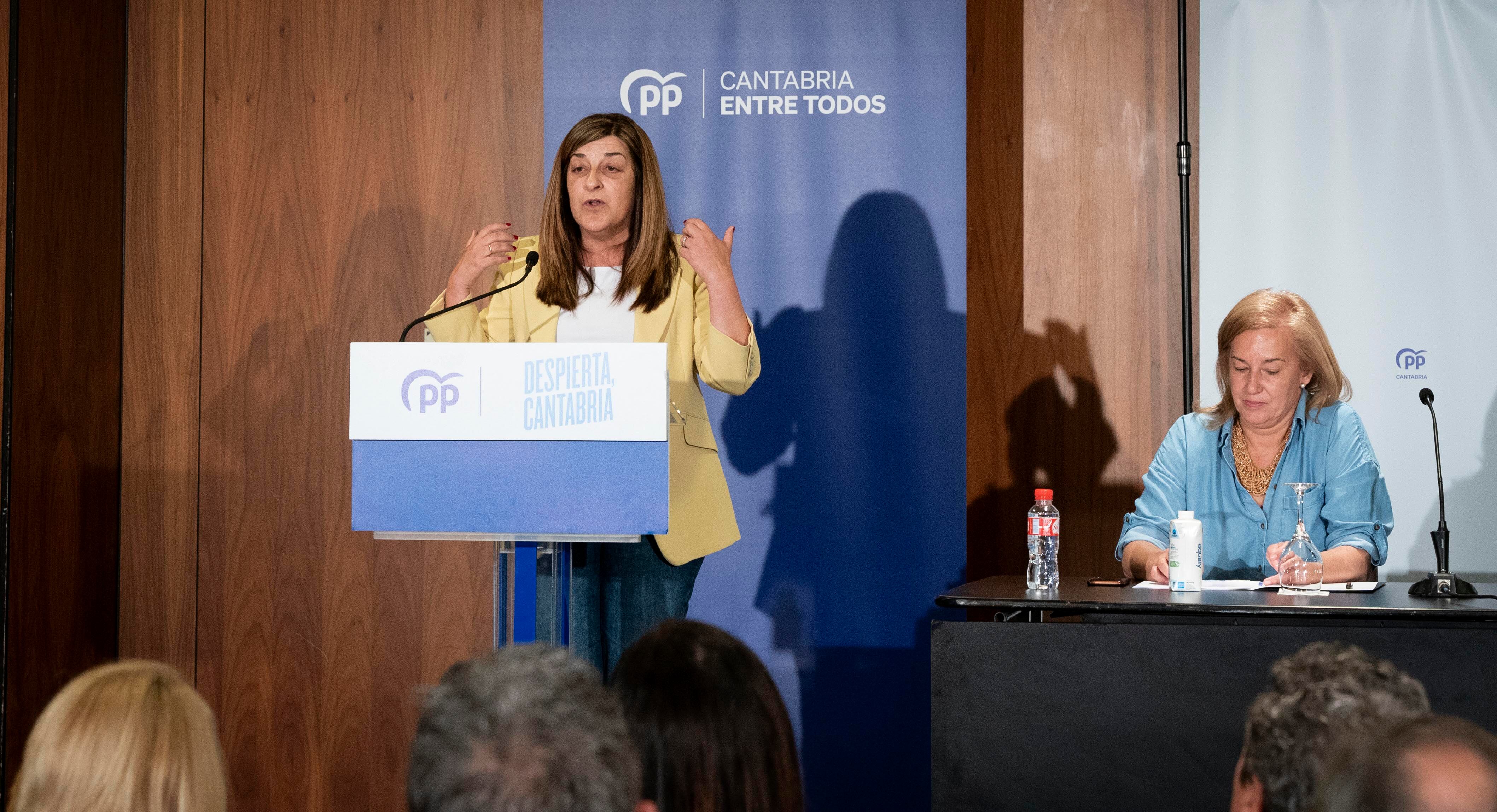 SANTANDER, 01/06/2023.- La presidenta del Partido Popular de Cantabria, María José Sáenz de Buruaga, preside la reunión de la Junta Directiva Regional del PP, máximo órgano de dirección del partido entre congresos, para analizar su victoria en las urnas del pasado 28M, hoy jueves en Santander. EFE/ROMÁN G. AGUILERA
