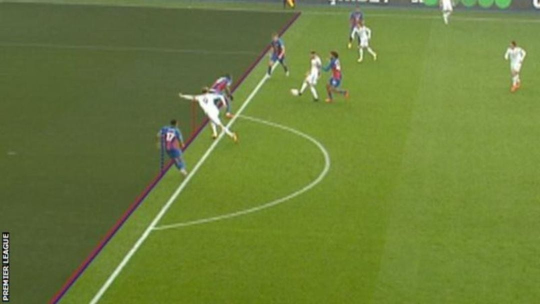 Imagen revisada por el VAR durante el Leeds - Crystal Palace.