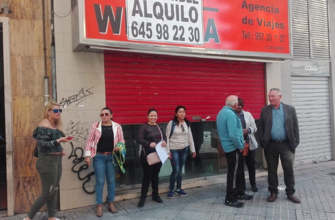 Afectados por el cierre de Agencia Wiajera, hoy ante el local que ocupaba en Puerta Gallegos.