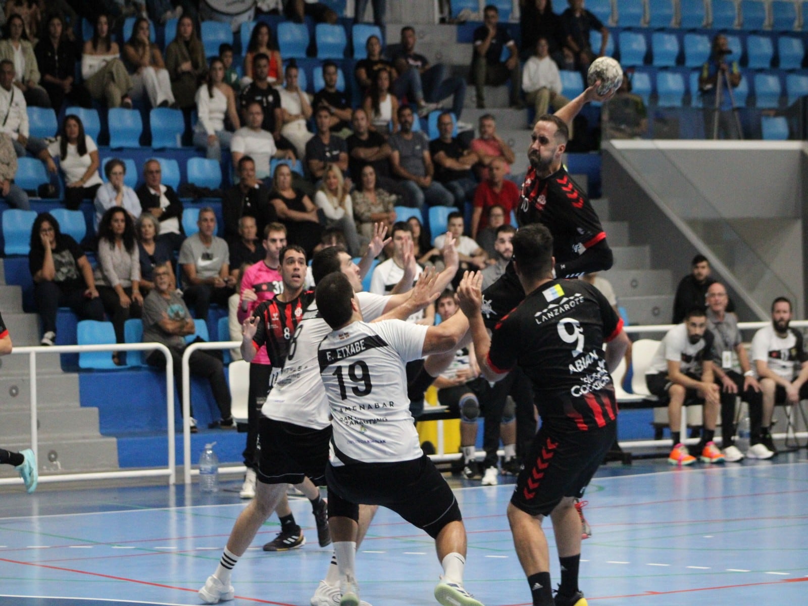 Lanzamiento del Balonmano Lanzarote Ciudad de Arrecife.