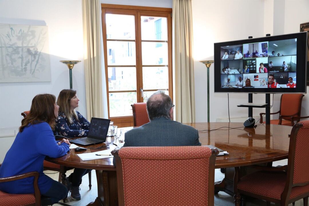 Francina Armengol, Patricia Gómez y Juli Fuster, en una reunión telemática con representantes de la sanidad en Balears.