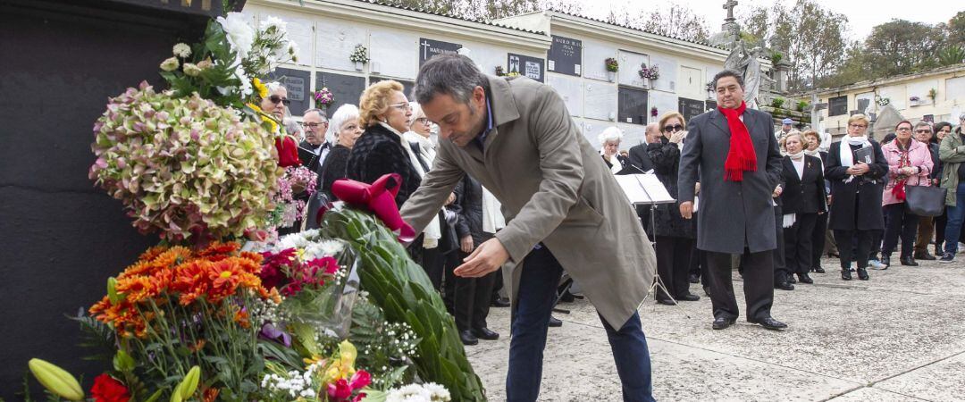 Xulio Ferreiro realiza la ofrenda floral