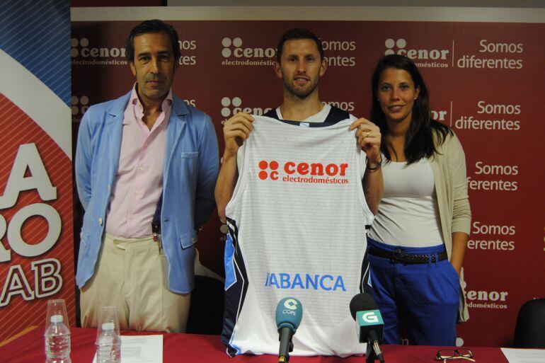 Mickey McConnell en su presentación como nuevo jugador del Obradoiro