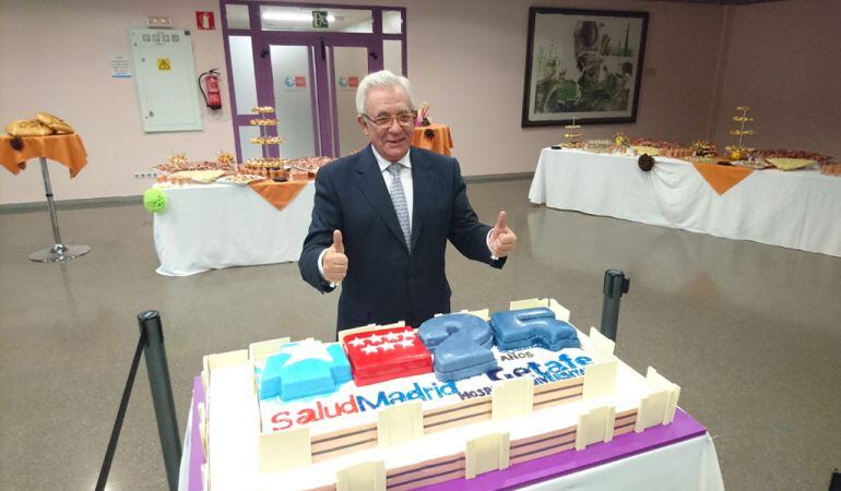 El consejero de Sanidad. junto a la tarta del aniversario