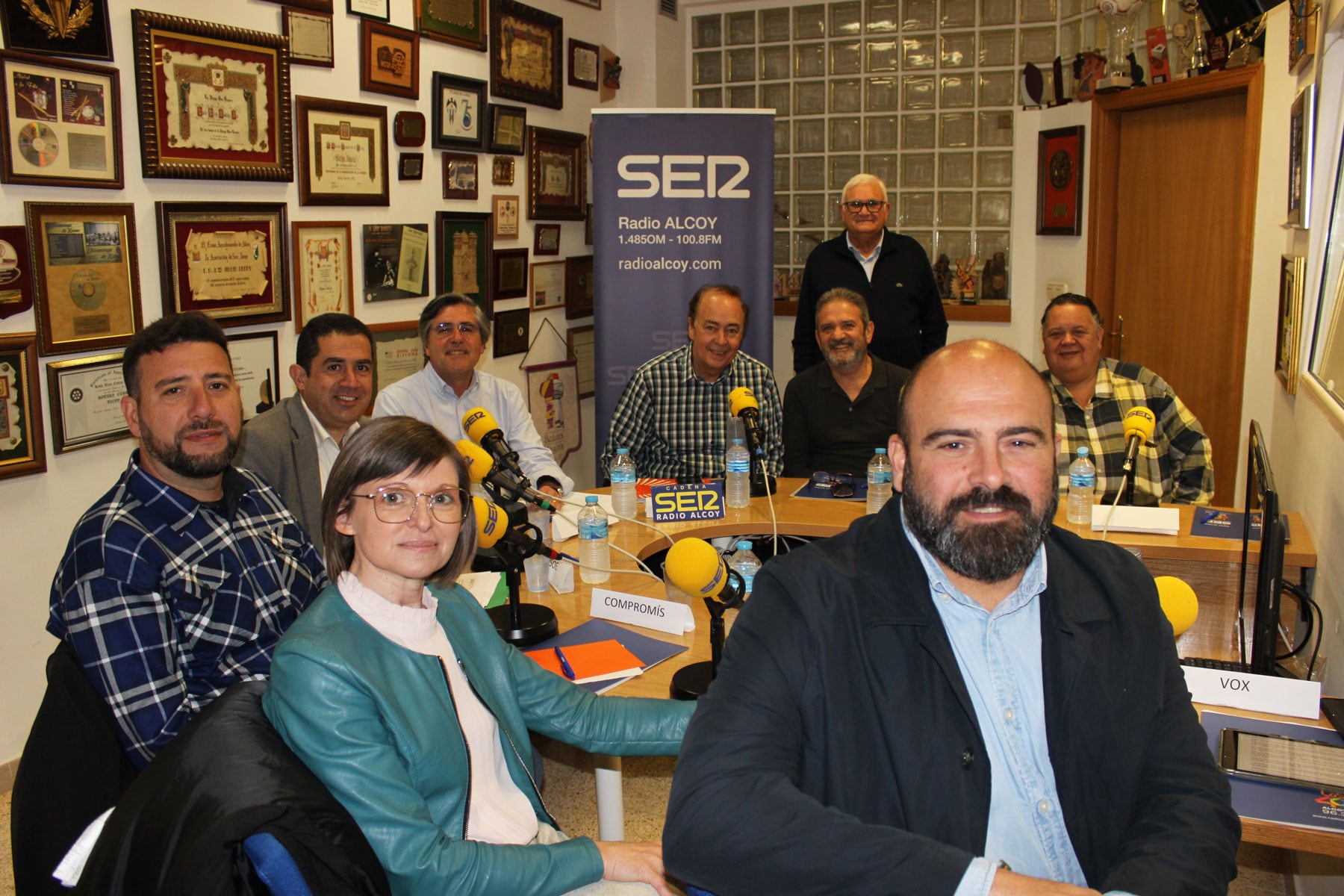 Imagen de los candidatos a alcaldables de las 8 formaciones que aspiran a gobernar la ciudad junto al director de Radio Alcoy