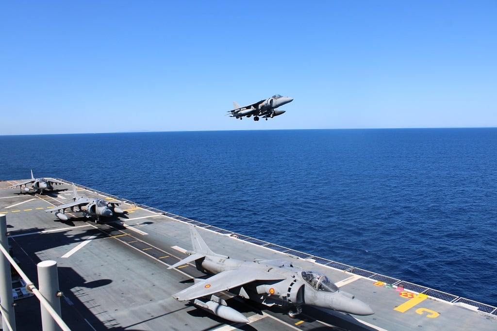 Uno de los cinco Harrier aterrizando en el buque ‘Juan Carlos I’