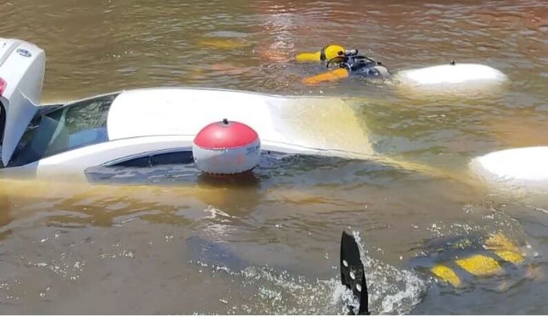 Trabajos de rescate del vehículo que se precipitó por accidente en el río Bullaque