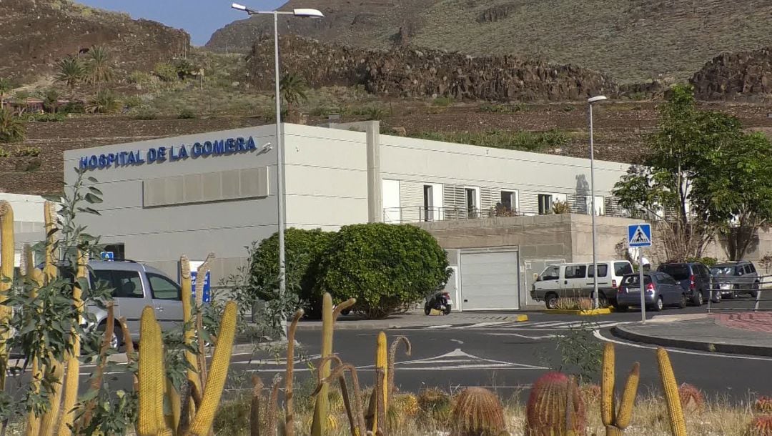 Exterior del Hospital de La Gomera en el que sanidad ha aislado a cinco personas para estudiar un posible contagio de coronavirus, en La Gomera.