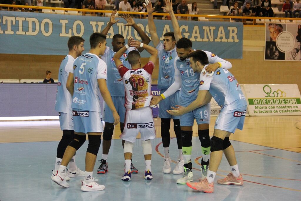 Alex San Martín (10), rodeado por sus compañeros en un partido en Los Pajaritos.