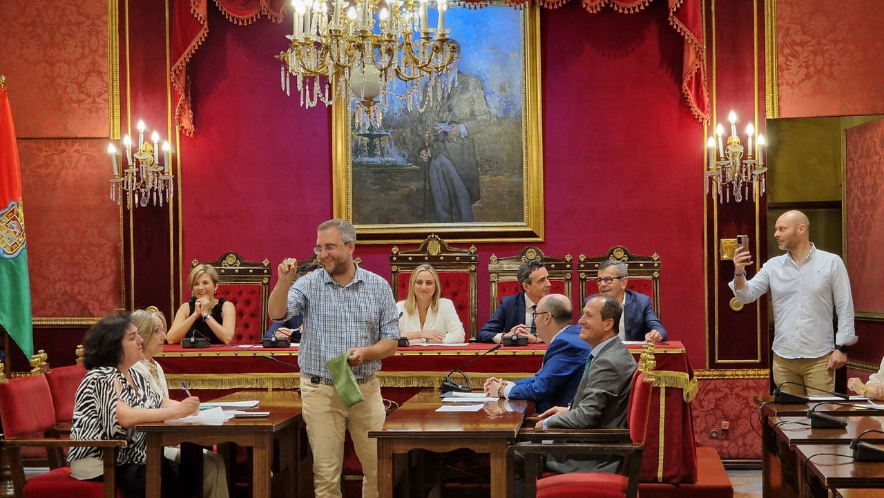 El periodista de Radio Granada-SER Jaime Bedmar, que estaba presenta en la sala, ha sido la &quot;mano inocente&quot; que ha sacado las bolas que han compuesto el número a partir del cual un sistema informático elige aleatoriamente a los componentes de las mesas electorales para el 23J