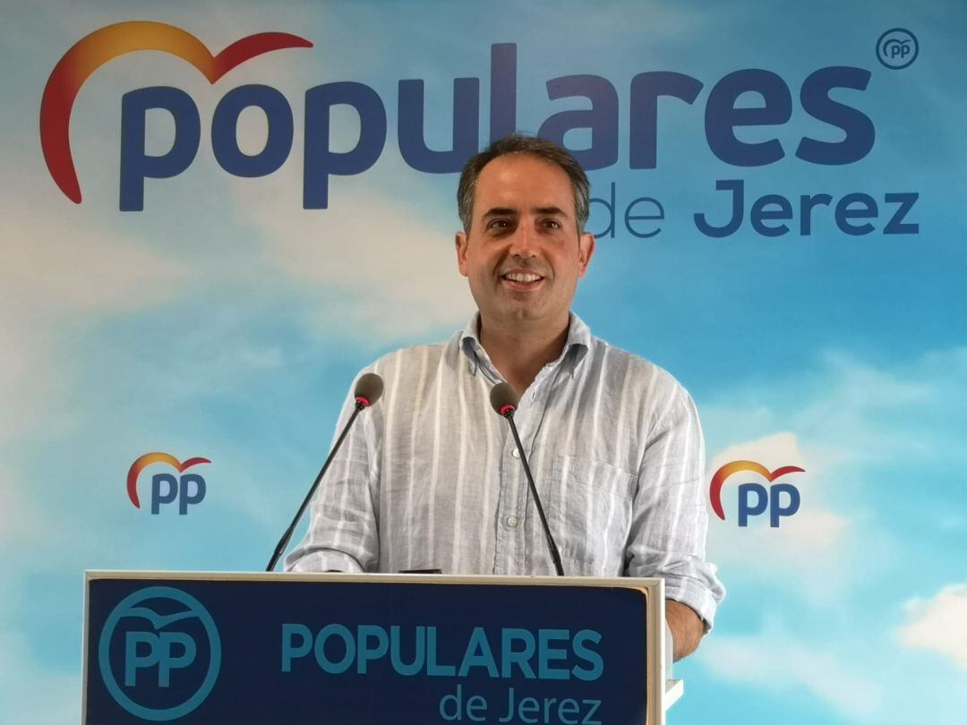 Antonio Saldaña durante un acto en la sede del partido en Jerez
