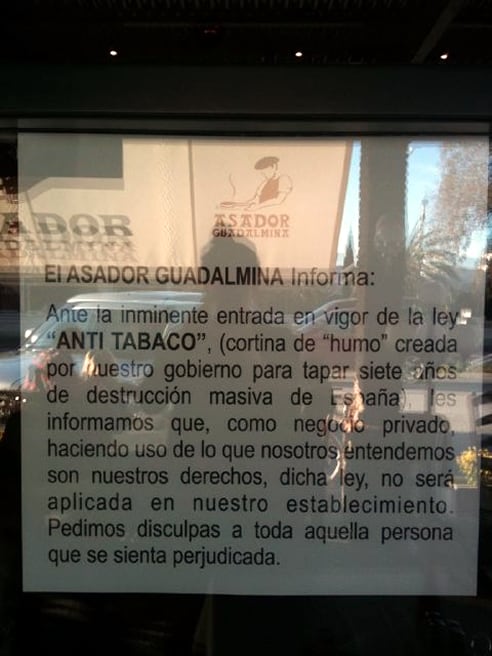 El cartel del Asador Guadalmina, en Marbella, que anuncia su incumplimiento de la &#039;ley antitabaco&#039;