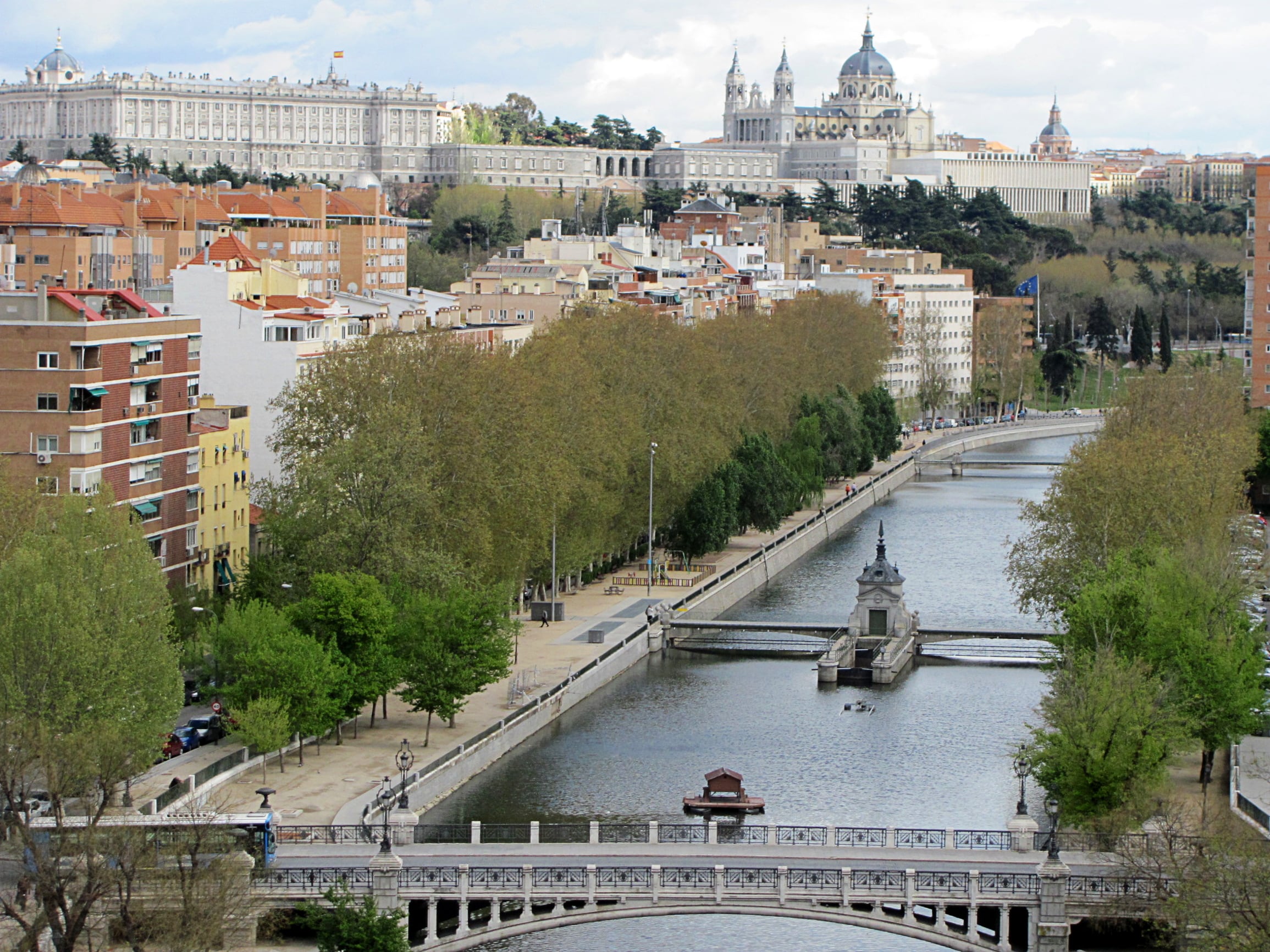 La catedral de la Almudena y el Palacio Real vistos desde Madrid Río.