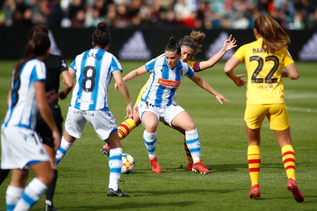 Leire Baños disputa un balón a Alexia Putellas en la final de la Supercopa femenina disputada en Salamanca