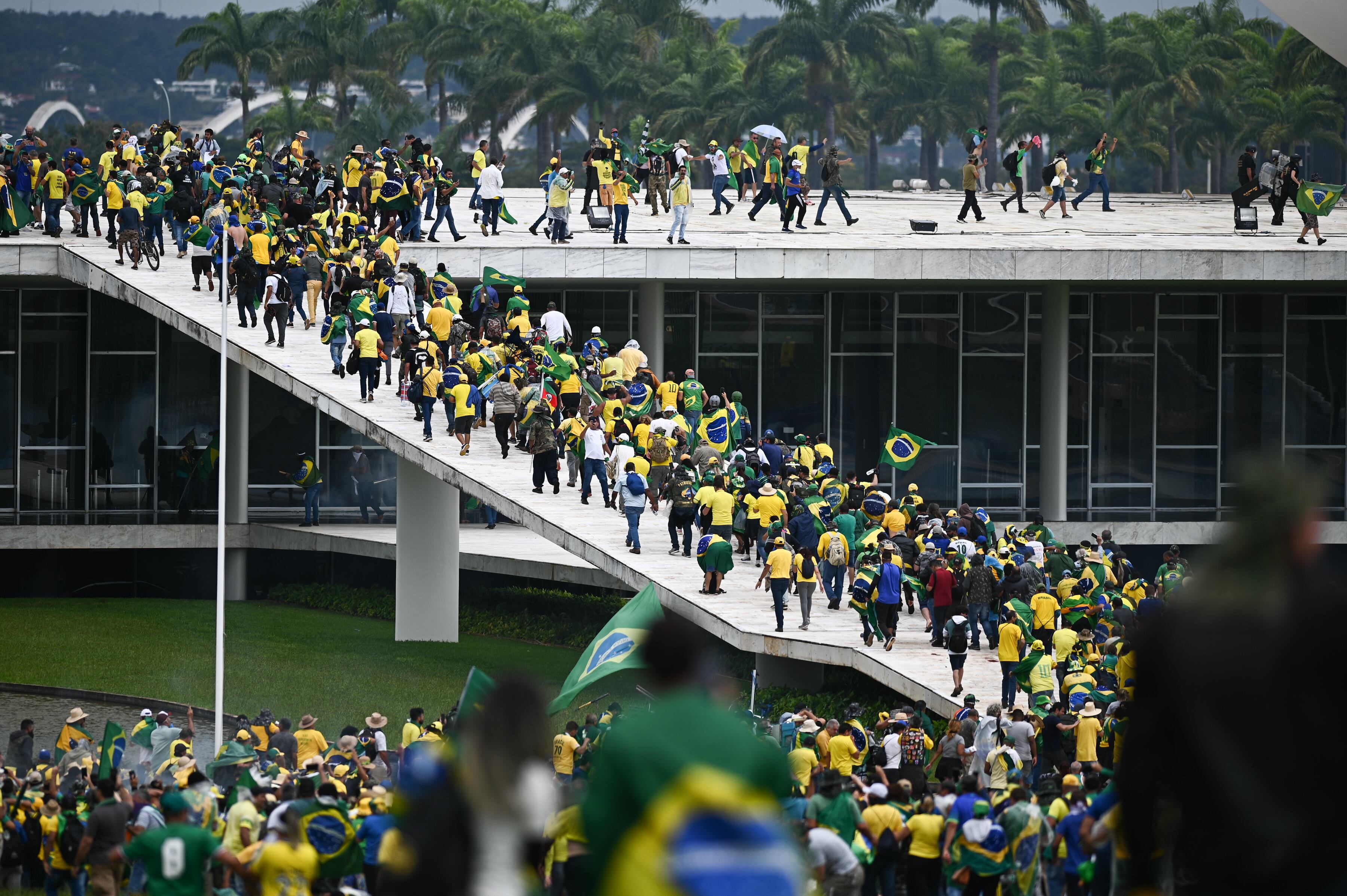 Manifestantes contra los resultados electorales y el gobierno del recién posesionado presidente Lula da Silva invaden el Congreso Nacional