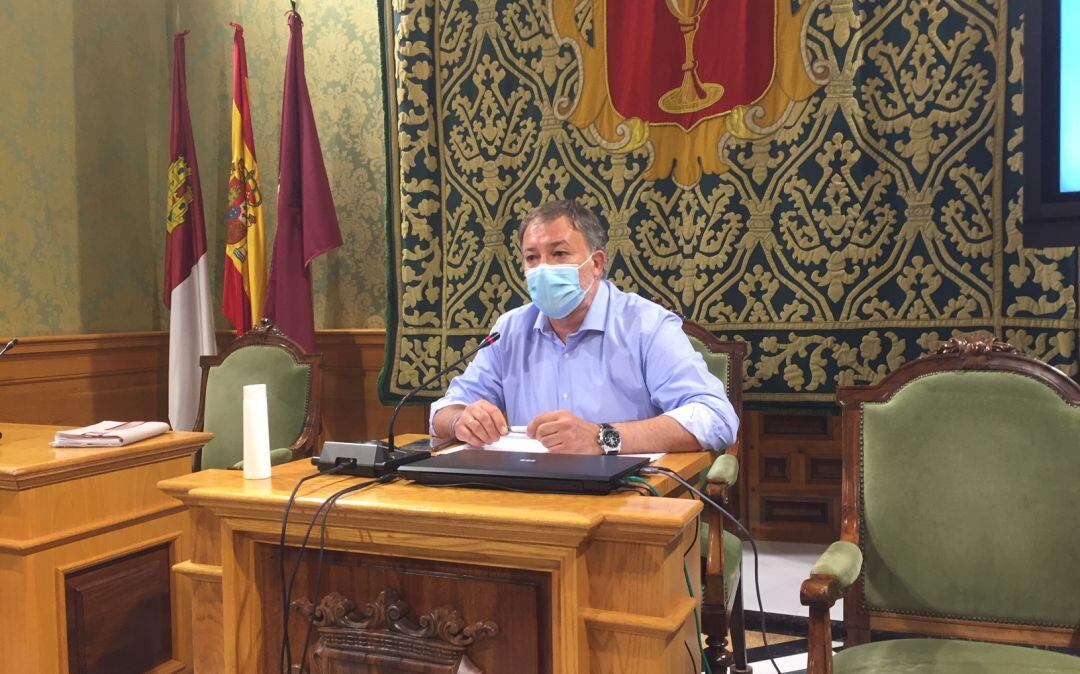 El alcalde de Cuenca, Darío Dolz, en una rueda de prensa esta semana